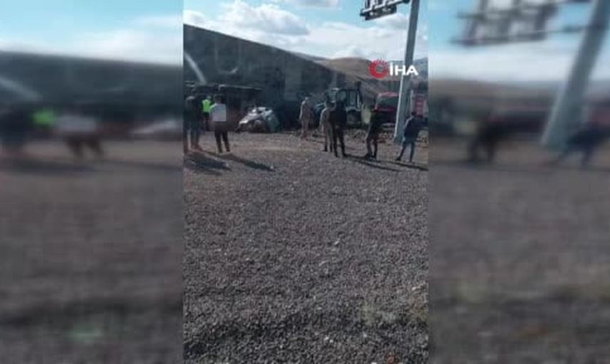 Hamur-tutak kavşağında pancar yüklü tırla otomobil çarpıştı: dört kişi hayatını kaybetti