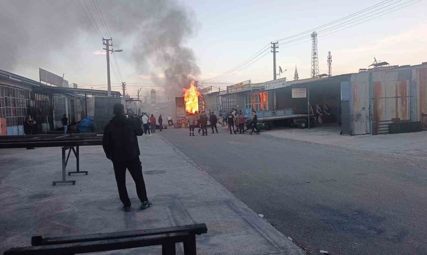 Kars sanayi sitesinde geceyi aydınlatan alevler: nakliye kamyonu ve ev eşyaları zarar gördü