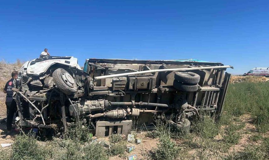 Tomarza'da traktörle çarpışan kamyonet devrildi