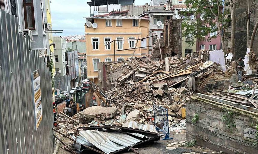 Beyoğlu'nda çökme sonrası enkaz ve komşu yapılar havadan görüntülendi