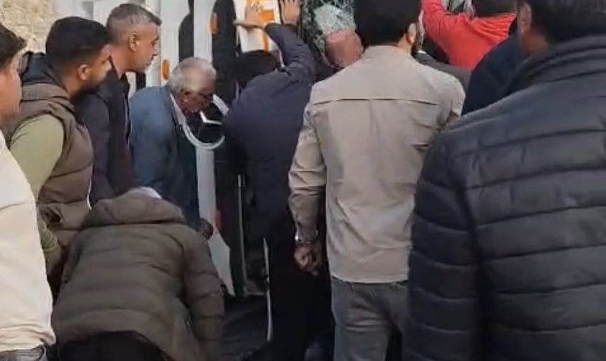 Tır Zernek Barajı yakınında devrildi; sürücü yaralandı