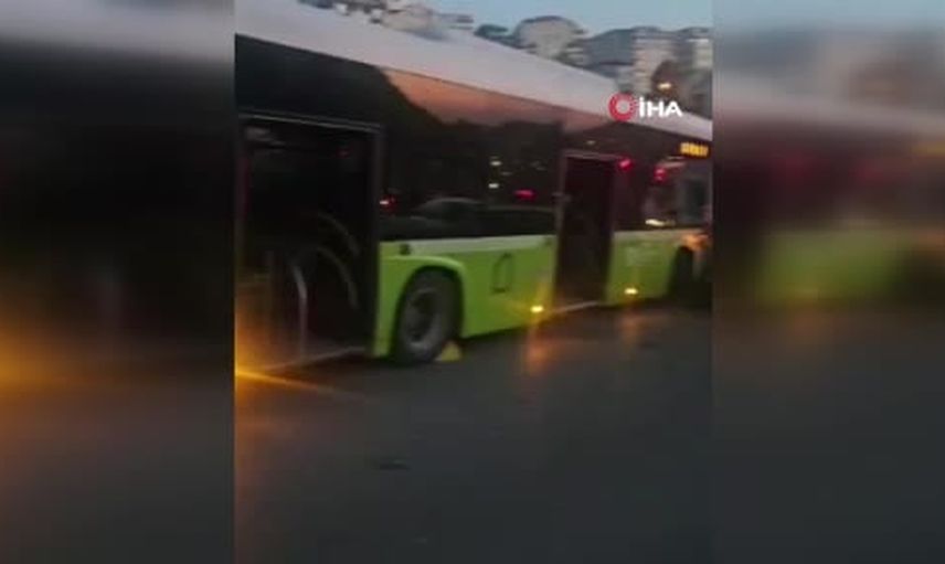 Gebze'de şehir içi otobüs virajı alamayıp karşı şeride geçerek iki otomobile çarptı