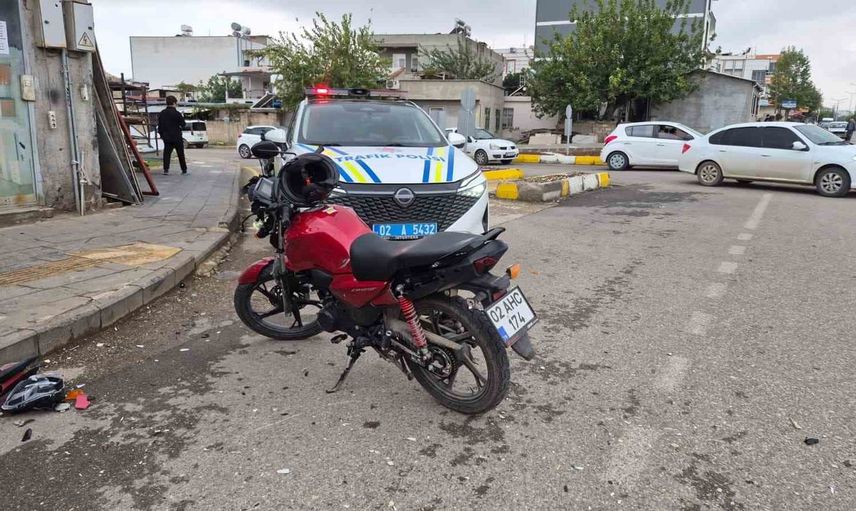 Adıyaman'da Karapınar Caddesi'nde çarpışma: motosiklet sürücüsü hastaneyi reddetti
