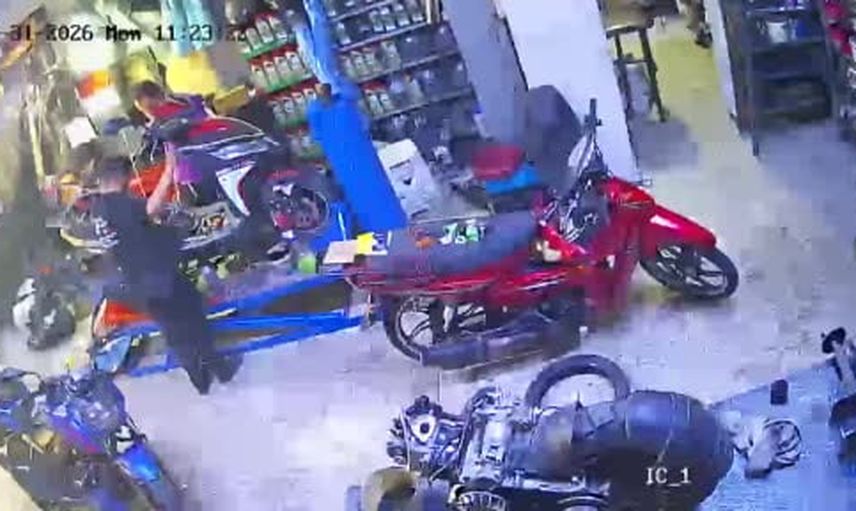 Tamirhanede alevlenen motosikleti müşterinin beklenmedik müdahalesi söndürdü
