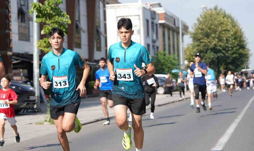 Düzce’de iki kilometrelik parkurda Zafer Bayramı coşkusu koşuyla yaşandı