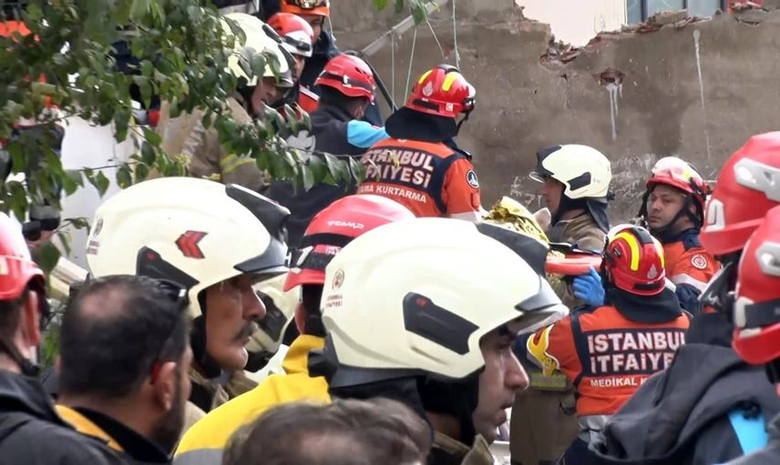 Maltepe'de çökme sonrası arama kurtarma çalışmaları hız kesmeden sürüyor