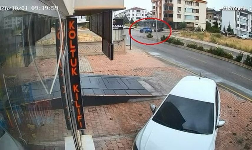 Elazığ’da bulvar kavşağında otomobil çarpışması: 3 kişi yaralandı, kaza kamerada