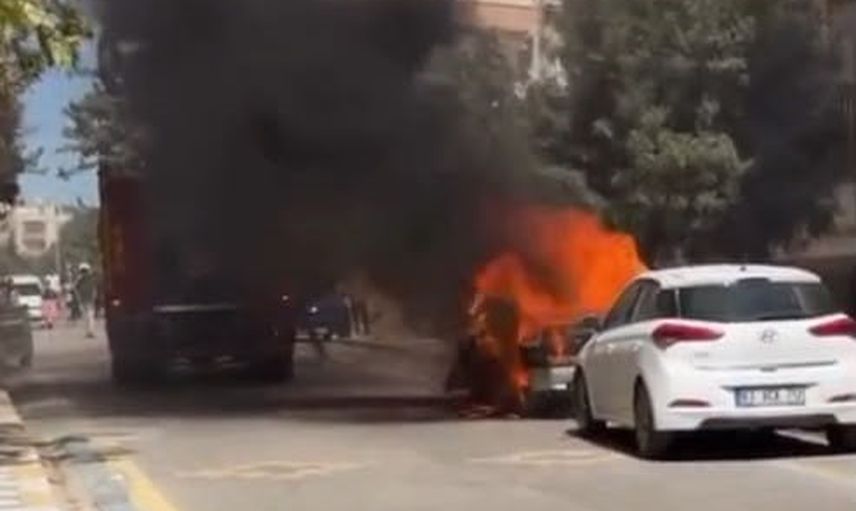 Park halindeki otomobil Çankaya Mahallesi'nde yanarak kullanılamaz hale geldi