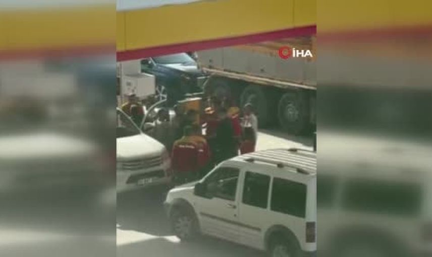 Arnavutköy'de akaryakıt istasyonunda sopalı ve tekmeli arbede