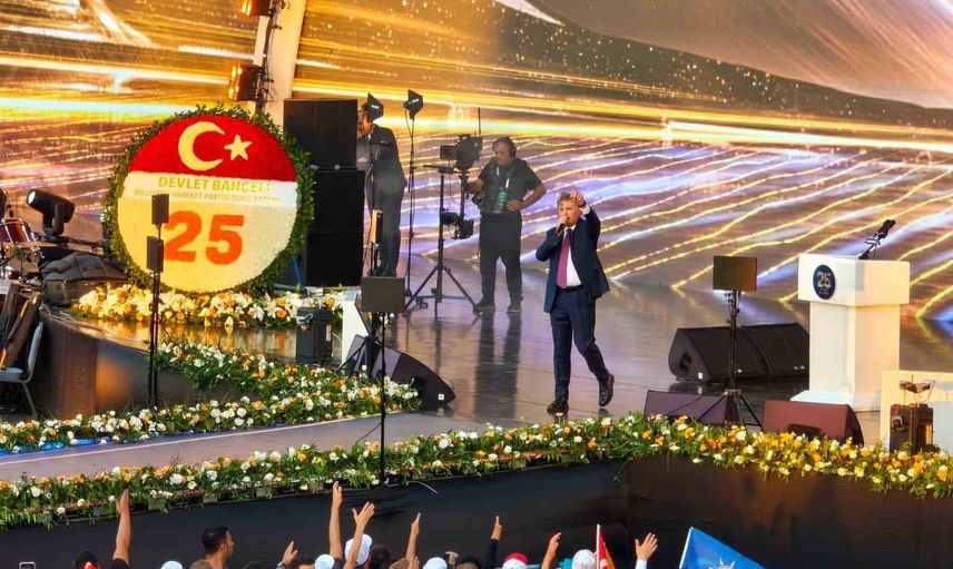 Bahçeli'den AK Parti'nin 25. kuruluş yıl dönümüne özel çelenk