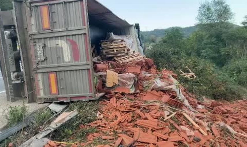Karayolunda devrilen tuğla yüklü tır: sürücü kendi imkanlarıyla kurtuldu