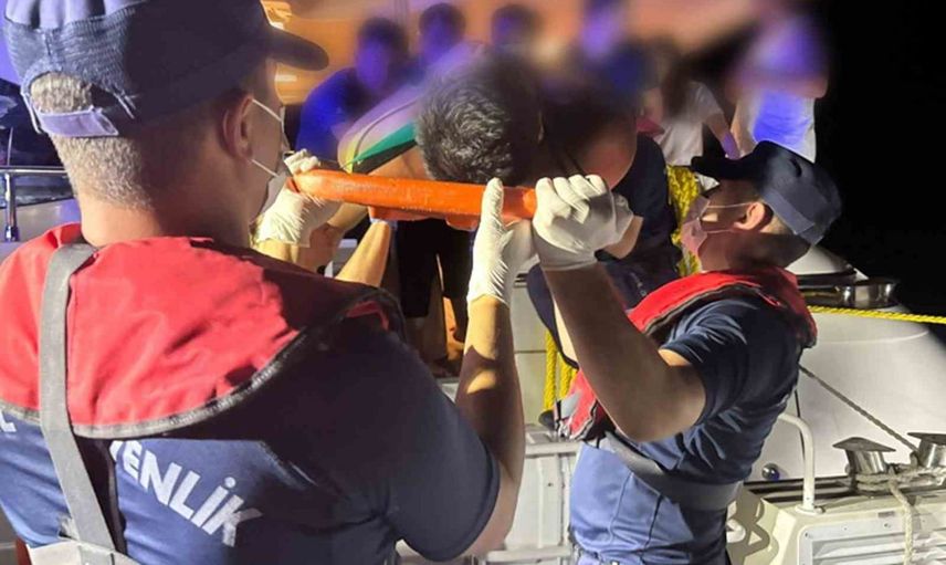 Denizde rahatsızlanan vatandaşa Sahil Güvenlikten tıbbi tahliye