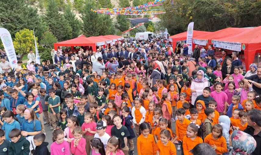 Ermenek'te çocuk şenliği bin 300 öğrenciyle renkli anlar yaşandı