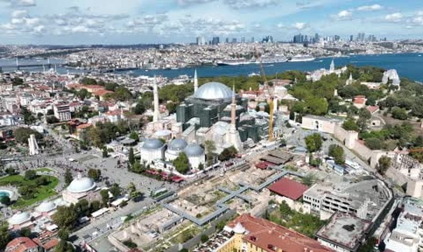Ayasofya'nın kubbesi restorasyon için gri brandayla geçici olarak örtüldü