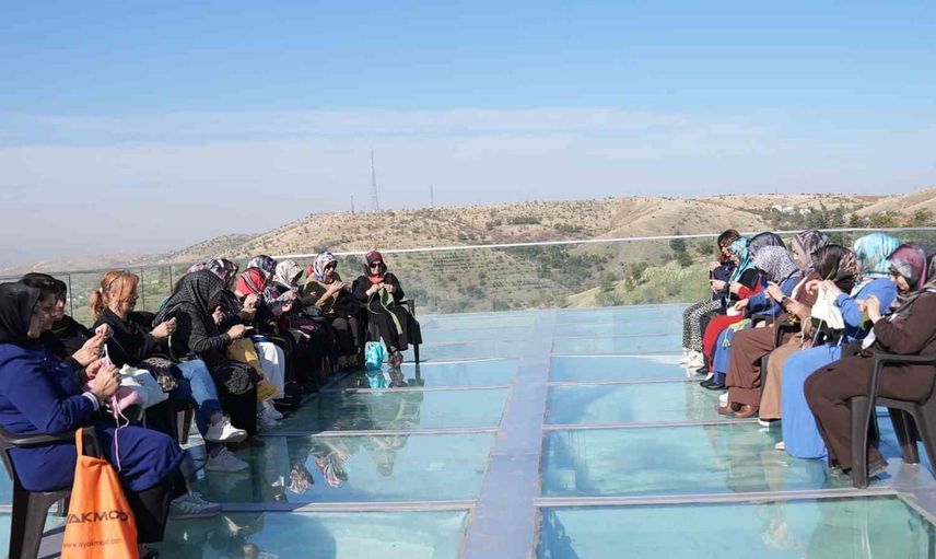 Harput'ta cam seyir terasında örgü buluşması