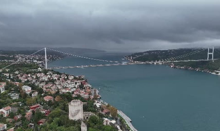 Boğazdan gelen kara bulutlar İstanbul’u gündüz ortasında kararttı