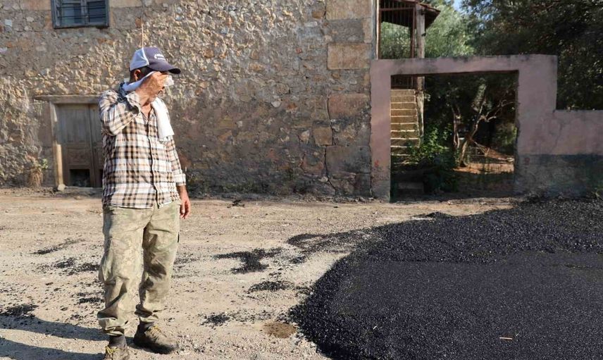 Kozan'da asfaltın sıcaklığıyla baş eden işçilerin zorlu mesaisi
