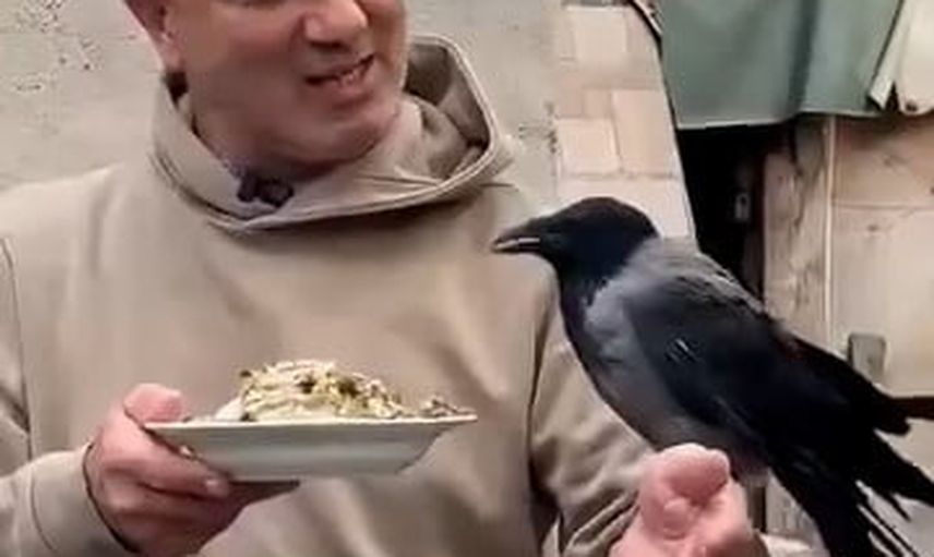 kargosunu elinden besleyen uzun yol şoförünün sıcak dostluğu