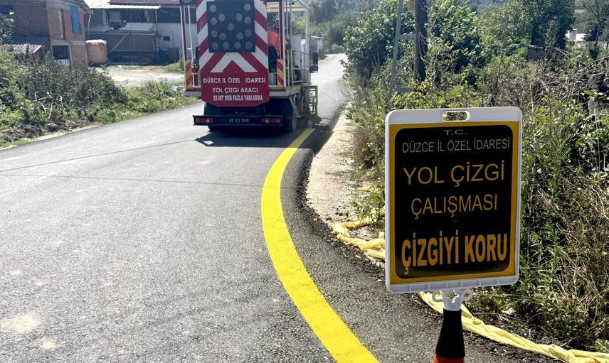 Akçakoca'da köy yollarında görünürlük artırıldı: çizgiler ve kasisler yenilendi