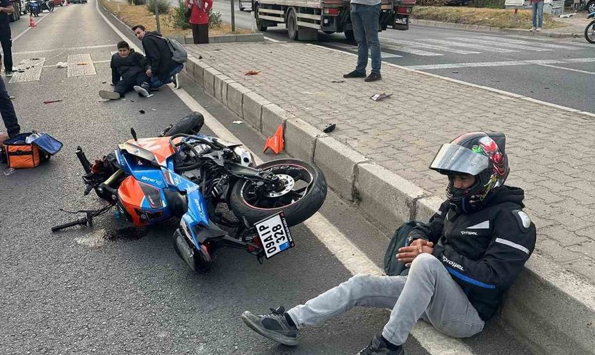 Umurlu'da sabah çarpışması: motosikletler yola savurdu, üç yaralı