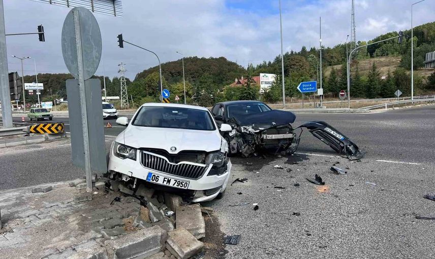 Abant kavşağı'nda ani çarpışma araçları hurdaya çevirdi, can kaybı olmadı