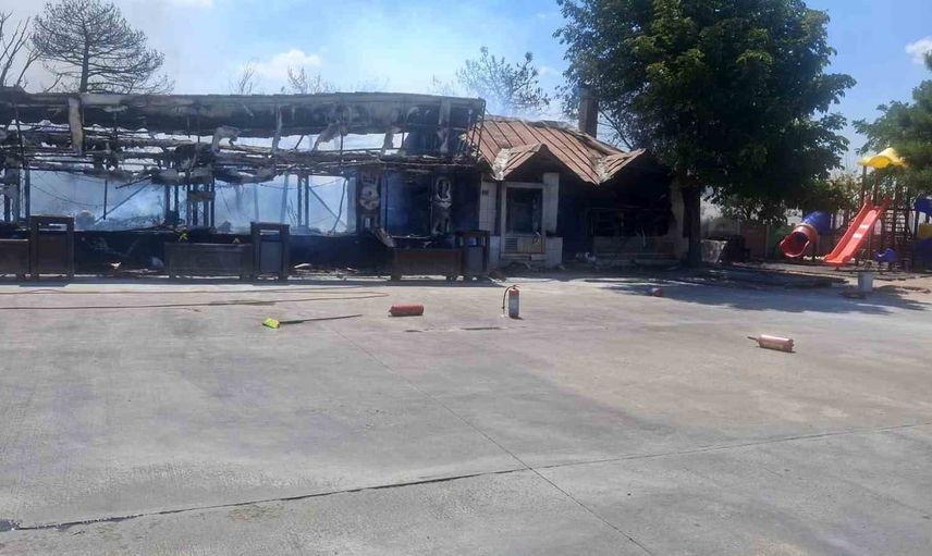 Kulu makas kavşağında çatı yangını restoranı kullanılamaz bıraktı