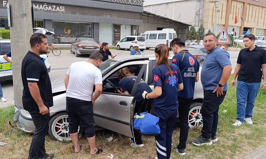Mesudiye altgeçidinde direğe çarpan otomobilin sürücüsü yaralandı