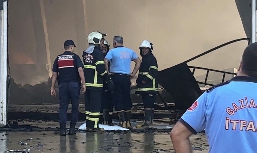 İtfaiyenin 47 araçla müdahalesiyle Günteks Elyaf'taki yangın söndürüldü