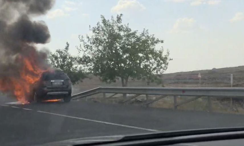 Siverek-Diyarbakır yolunda sürücünün müdahalesi yetersiz kaldı: otomobil kullanılamaz hale geldi