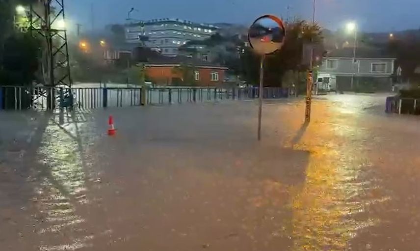 Alibey deresi taşkını sonrası Bolluca'da cadde ve okul bahçesi sular altında kaldı