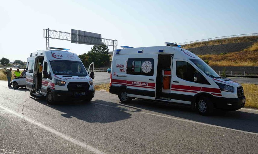 Kırıkkale'de Osmangazi Mahallesi Çevrealtı Caddesi'nde kafa kafaya çarpışma: beş yaralı