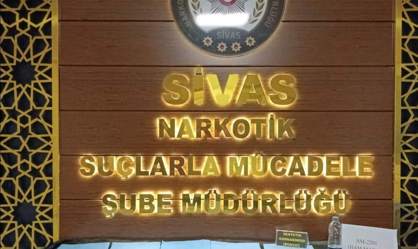 Sivas'ta kağıda emdirilmiş 32 bin kullanımlık sentetikin ele geçirildiği operasyon