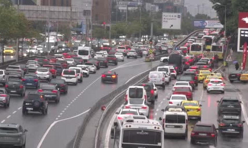 İstanbul'da sağanak mesai çıkışını felç etti: trafik yoğunluğu yüzde 89'a çıktı