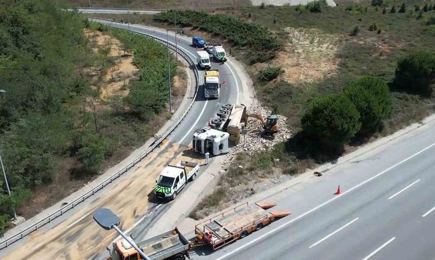 Eyüpsultan Odayeri mevkiinde hafriyat kamyonu devrildi, şoför yaralandı
