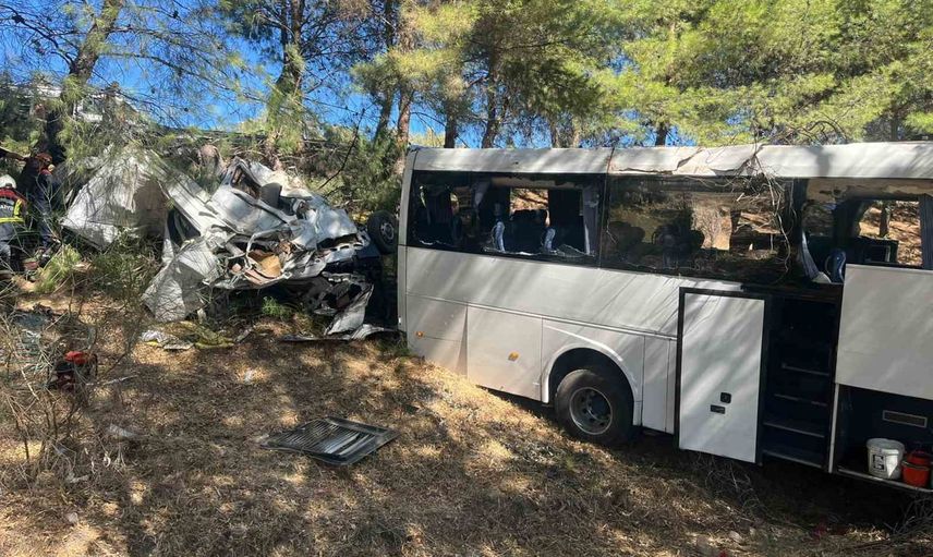 Arkadan çarpma sonrası şarampole uçan tur otobüsünde bir kişi yaşamını yitirdi