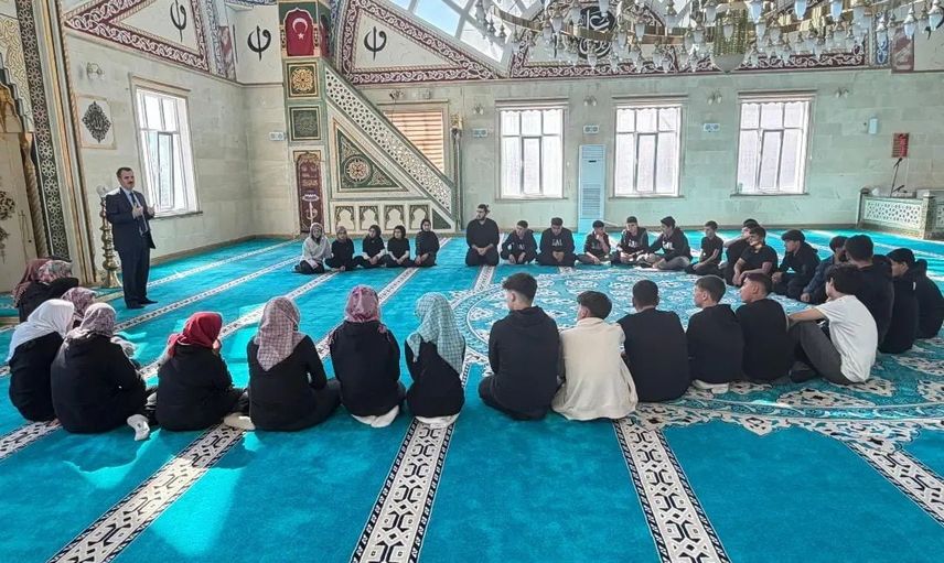 Selendi'de gençler cami çatısında bir araya gelerek birlik mesajı verdi