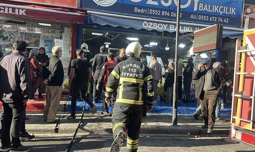 Burdur'da bacadaki yangına rağmen tezgah başında kalan balıkçılar satışa devam etti