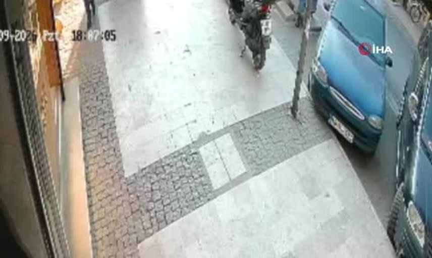 Salihli'de kuyumcuda silahlı saldırı: esnafın müdahalesiyle şüpheli yakalandı