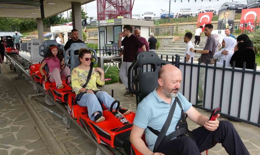 Kaşüstü'nde turist yoğunluğu: 850 metrelik dağ kızağı kuyruklara neden oluyor