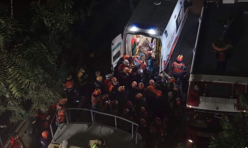 Gece süren çalışmaların ardından 22 saat sonra ulaşıldı: Maltepe'de Hüseyin Özkurt'un cenazesi çıkarıldı
