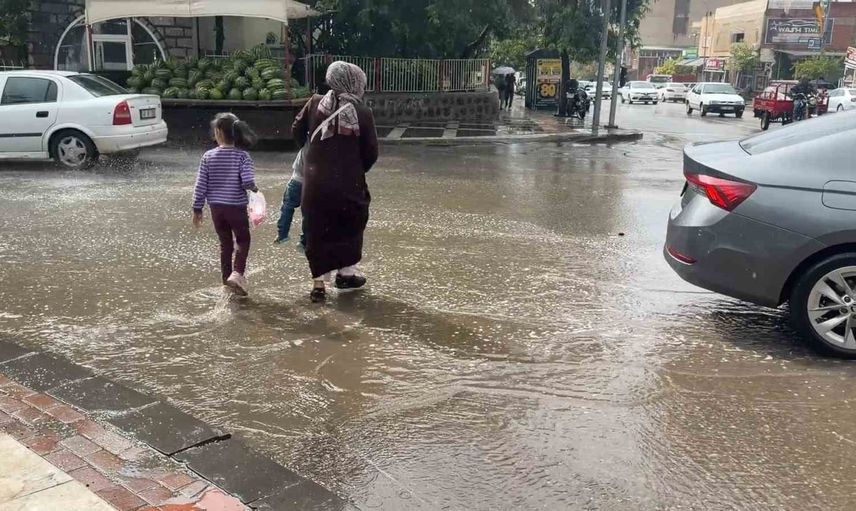 Siverek'te ani sağanak günlük hayatı aksattı