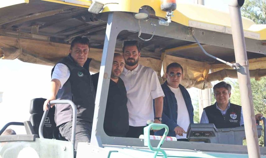 Başkan makinenin başına geçti: Ertuğrulgazi Caddesi'nde ilk sıcak asfalt serimi