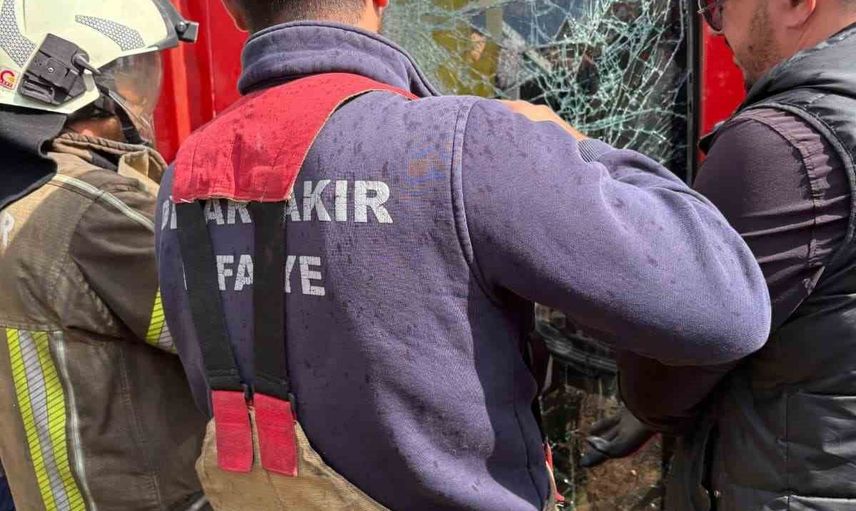 İtfaiye ekipleri kamyonette sıkışan sürücüyü 4 araçlı kazada kurtardı
