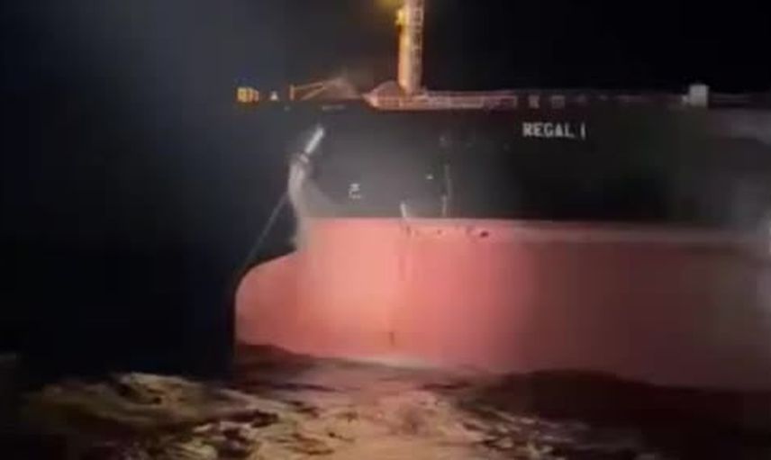 Çanakkale boğazı'nda arızalanan tanker römorkörlerle güvenli alana çekildi