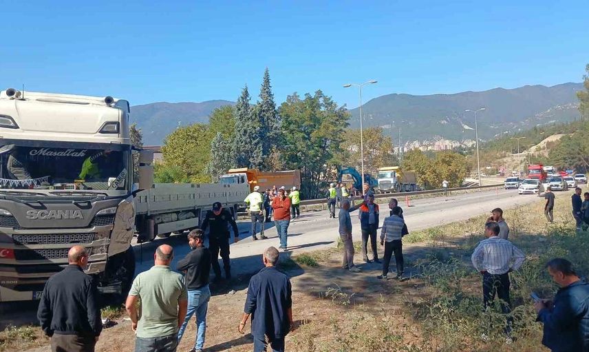 Karabük fen işleri mevkiinde zincirleme çarpışma: sürücü araçta sıkıştı