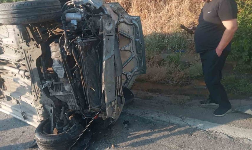 Bahçe rampasında kontrolünü kaybeden araç yan yattı: dört kişi yaralandı