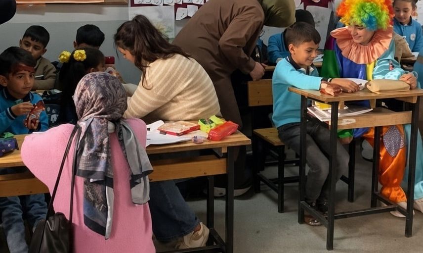Erzincan'da üniversiteli gönüllüler köy okuluna neşe taşıdı