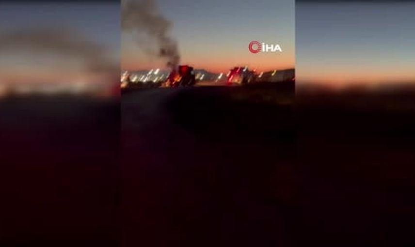 Aliağa kavşağında alev alan tır itfaiye tarafından söndürüldü