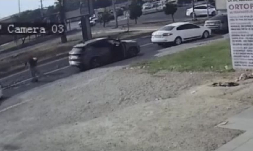 Kızıltepe'de trafikte duran sürücüler kamyonetten dökülen ürünleri yeniden kasaya yükledi