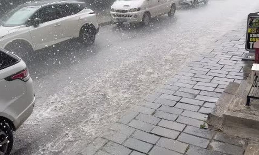 Tatvan'da dolu ve sağanak caddeleri göle çevirdi